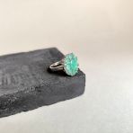 Серебряное кольцо Tiva с натуральным изумрудом 3.72ct, фианитами, вес изделия 5,87 гр (2162032) 17 размер