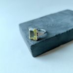 Серебряное кольцо Tiva с Натуральным зеленим кварцем 7.113ct, фианитами, вес изделия 5,17 гр (2162346) 18.5 размер