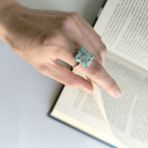 Серебряное кольцо Tiva с натуральным изумрудом 2.525ct, фианитами, вес изделия 4,14 гр (2163411) 18.5 размер