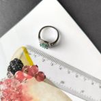 Серебряное кольцо Tiva с натуральным изумрудом 3.254ct, фианитами, вес изделия 3,49 гр (2163428) 17 размер