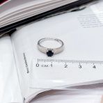 Серебряное кольцо Tiva с натуральным сапфиром 1.015ct, фианитами, вес изделия 2,71 гр (2165040) 17.5 размер