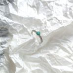 Серебряное кольцо Tiva с натуральным изумрудом 0.66ct, фианитами, вес изделия 1,99 гр (2162322) 18 размер