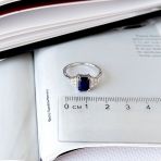 Серебряное кольцо Tiva с натуральным сапфиром 1.947ct, фианитами, вес изделия 2,9 гр (2162568) 17.5 размер