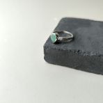 Серебряное кольцо Tiva с натуральным изумрудом 1.107ct, фианитами, вес изделия 2,27 гр (2163572) 17.5 размер