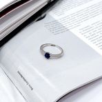 Серебряное кольцо Tiva с натуральным сапфиром 0.88ct, фианитами, вес изделия 2,1 гр (2164975) 18 размер