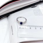 Серебряное кольцо Tiva с натуральным сапфиром 0.88ct, фианитами, вес изделия 2,1 гр (2164975) 18 размер