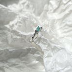 Серебряное кольцо Tiva с натуральным изумрудом 0.626ct, фианитами, вес изделия 2,16 гр (2163435) 17 размер