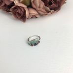 Серебряное кольцо Tiva с натуральным сапфиром 0.483ct, изумрудом, рубином, вес изделия 3,09 гр (2090649) 18 размер