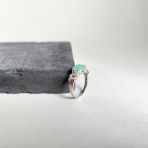 Серебряное кольцо Tiva с натуральным изумрудом 3.158ct, фианитами, вес изделия 3,1 гр (2161998) 18 размер