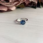 Серебряное кольцо Tiva с топазом Лондон Блю 1.027ct, вес изделия 2,59 гр (1074220) 18 размер