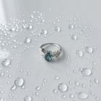 Серебряное кольцо с топазом Лондон Блю 1.938ct, фианитами, вес изделия 3,39 гр (2151814) 17 размер